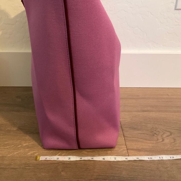 Rothy’s the Lightweight Tote in Collegiate Currant color - Picture 5 of 12